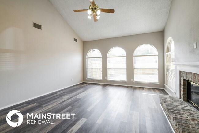 Building Photo - 862 Raintree Ln