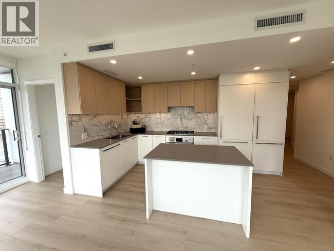 Building Photo - 6468 Willingdon Ave