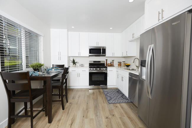 Kitchen - Stonewood Apartment Homes