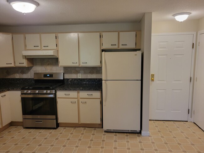 Building Photo - 4 Roedean Dr