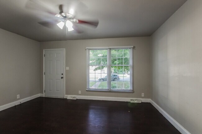 Foto del edificio - 401 Sleepy Hollow Rd