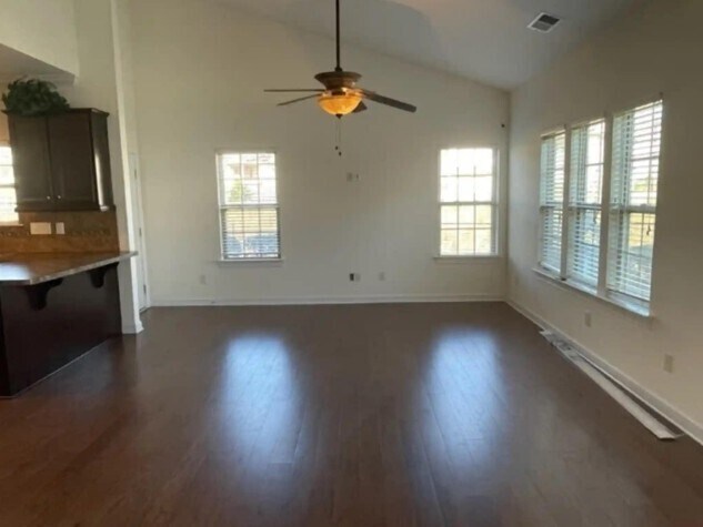 Foto del edificio - Spacious 3-Bedroom Townhome in the Riviera...