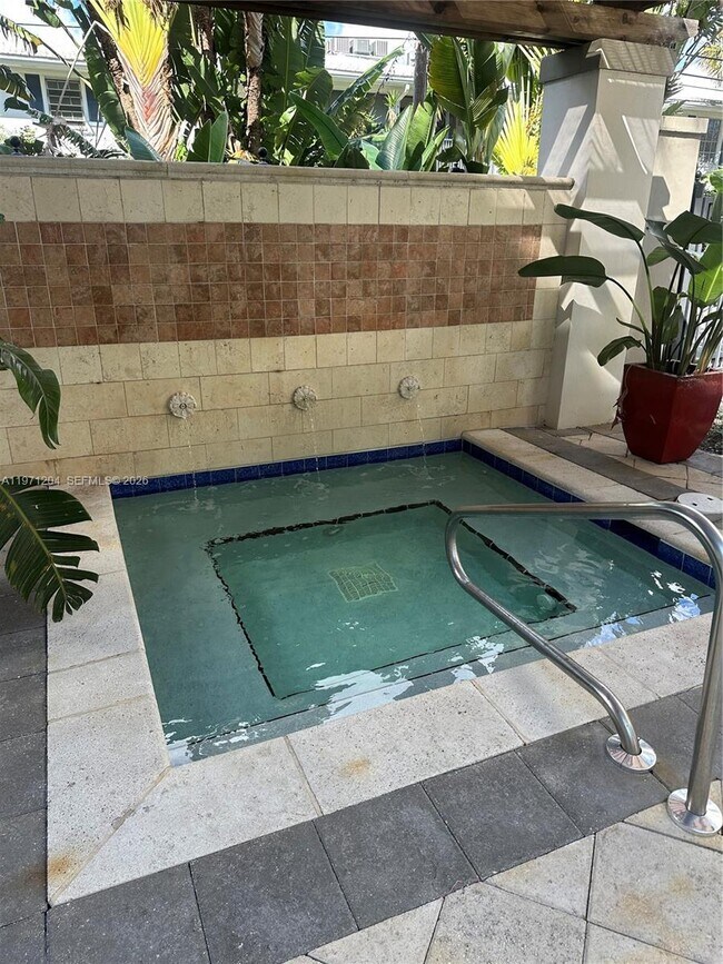 Foto del edificio - 2421 NE 65th St