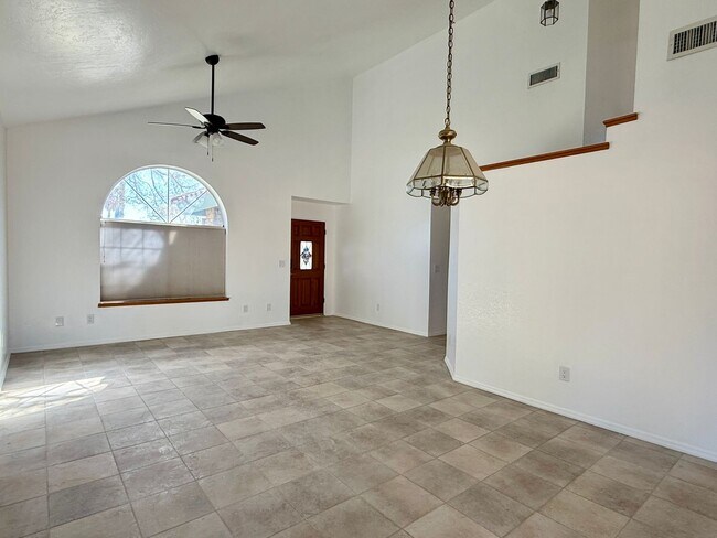 Foto del edificio - NORTHWEST SOLAR HOME - AVAILABLE NOW!