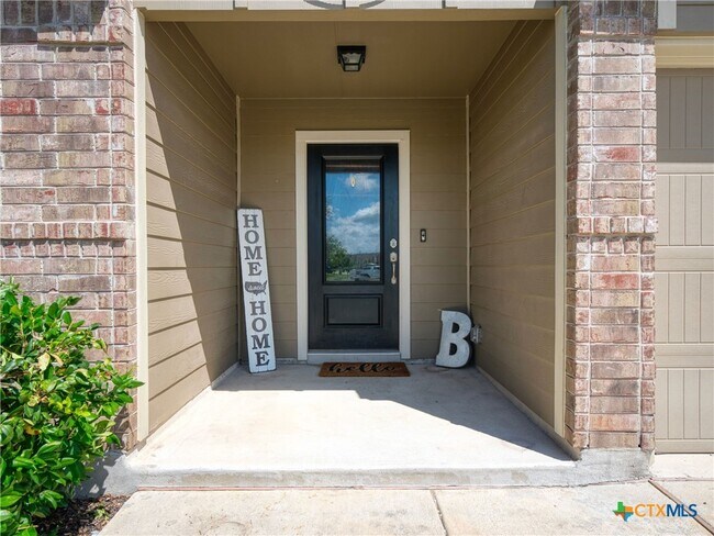 Foto del edificio - 597 Summersweet Rd