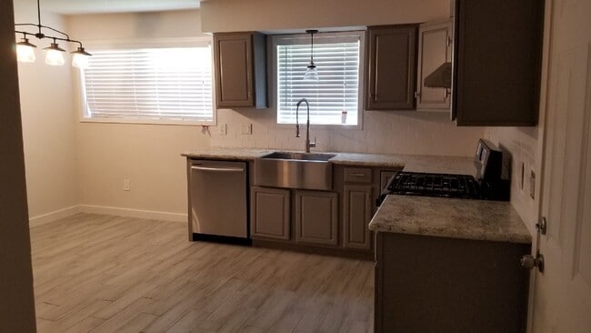 Building Photo - 320 Bert St