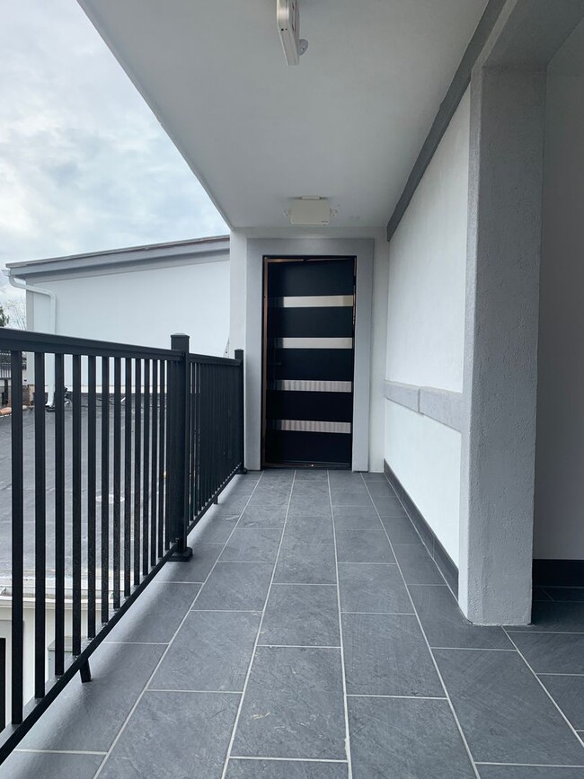 Building Photo - 3 Bedroom 1.5 Bath Apartment *Newly Renova...