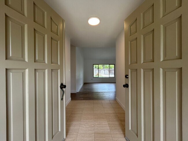 Foto del edificio - Spacious 4-Bedroom 2.5 Bath Single-Story H...