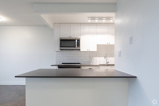 1BR, 1BA - 631SF - Kitchen - 100 Cosburn Ave
