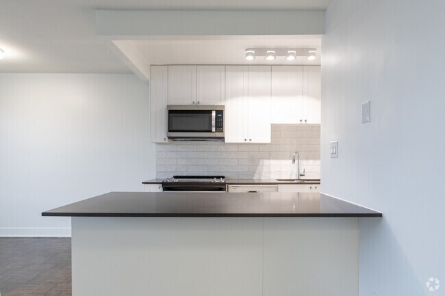 1BR, 1BA - 631SF - Kitchen - 100 Cosburn Ave