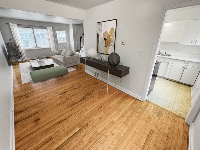 Building Photo - Stunning 2 Bedroom Townhome
