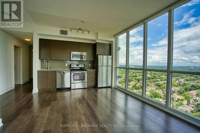 Photo du bâtiment - 88 Sheppard Ave E