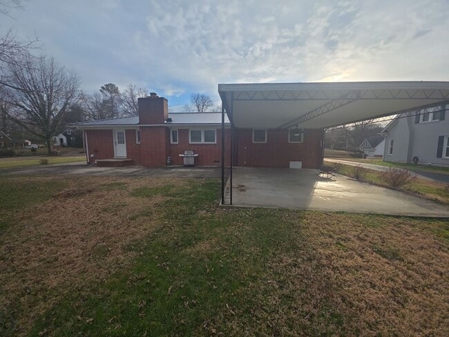 Foto del edificio - 3-Bedroom Home with Fireplace and Covered Patio in Sparta