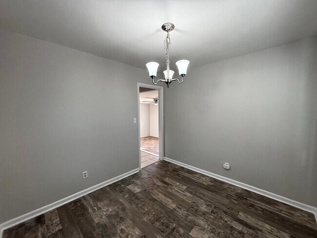 Foto del edificio - 557 Waterbury Dr