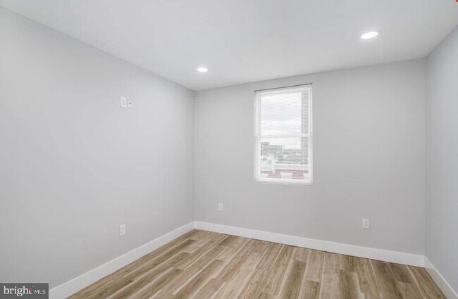 Building Photo - 23 E Silver St