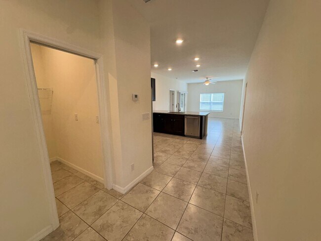 Foto del edificio - Modern 3 Bed 2 Bath in North Port Available Now