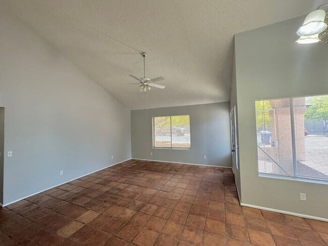 Foto del edificio - 3 BR 2BA RECENTLY- REMODLED AND GREAT LOCA...