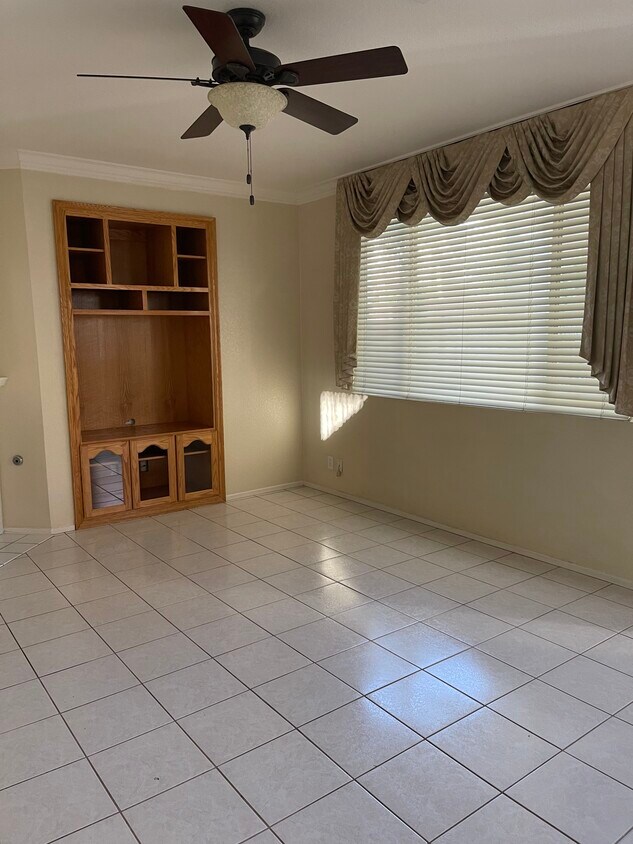 Family room - 7820 Danner Ct