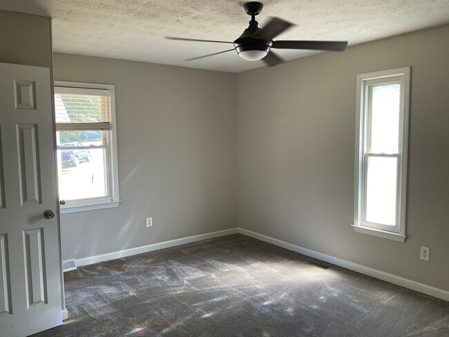 Building Photo - 220 Larchwood Dr