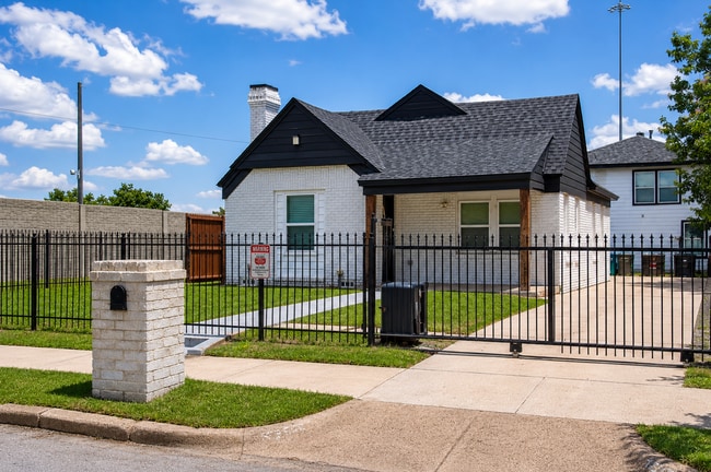 Photo - 235 W Woodin Blvd Townhome