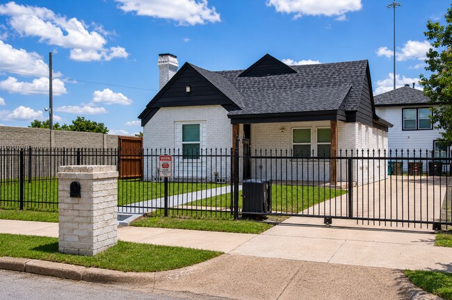 Foto del edificio - Spacious 3 Bed / 3 Bath Home with Modern Upgrades and Fenced Yard in South Dallas