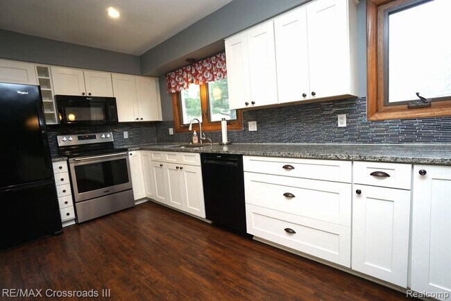 Building Photo - 45250 Venetian Ave