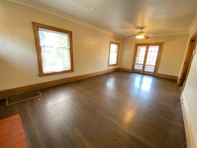 Building Photo - 2084 Waldeck Ave