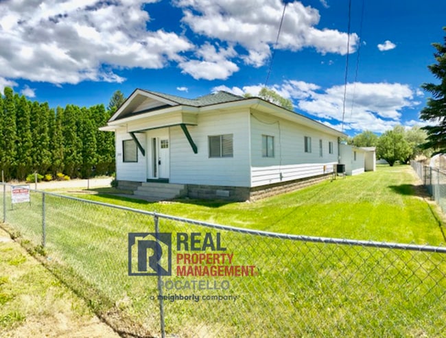 Building Photo - Beautiful Large 2 Bedroom 2 Bathroom Home ...