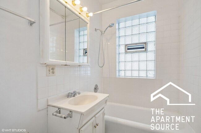 Photo - 1050 W George St Apartment