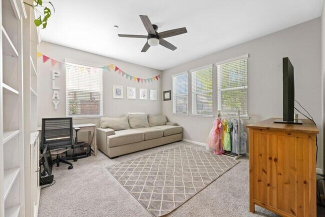 Building Photo - Beautiful 3 Bedroom PLUS bonus Room For Re...