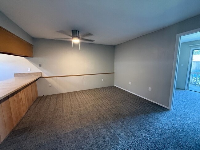Building Photo - * MOVE IN SPECIAL * 1/2 OFF 2ND MONTH'S RENT!! Spacious 876 SF Unit - 2 bd / 1 ba near UF - Brand...