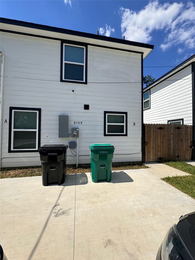 Foto del edificio - 8109 Denton St