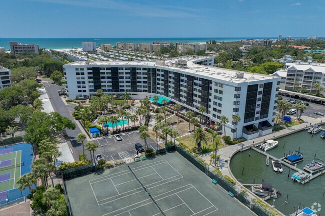 Aerial Photo - Harbor Towers Yacht & Racquet Club
