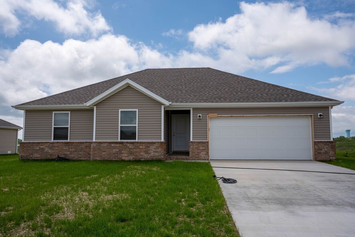 Primary Photo - Brand new 3 bedroom home in Bolivar, MO