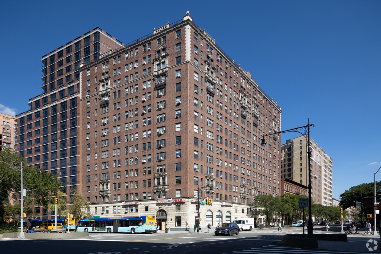 Primary Photo - 2760 Broadway