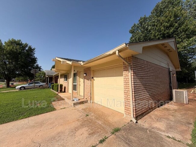 Building Photo - 205 S Meadow Ln