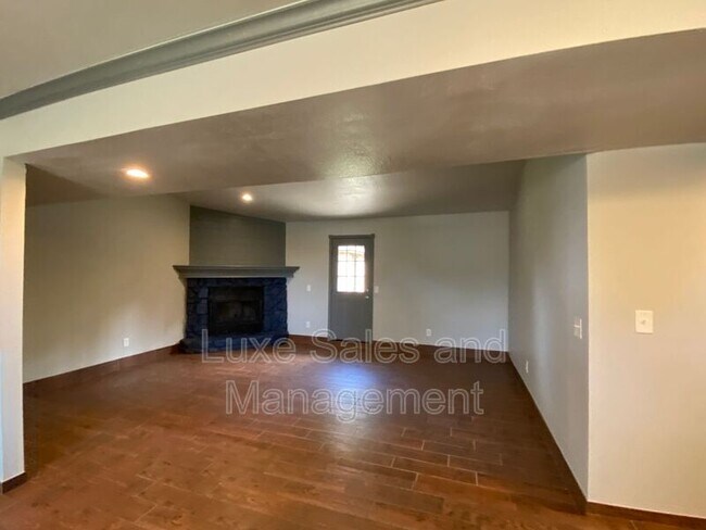 Foto del edificio - 910 Oak Hill Rd