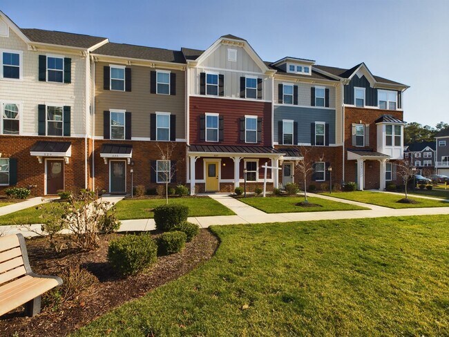 Building Photo - Huge 4 Bedroom 3.5 Bath Townhome in Midlot...