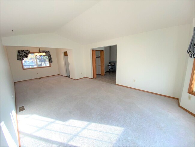 Building Photo - 124 Piper Ct