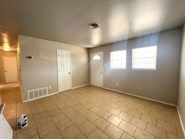 Foto del edificio - 1711 E 1st St