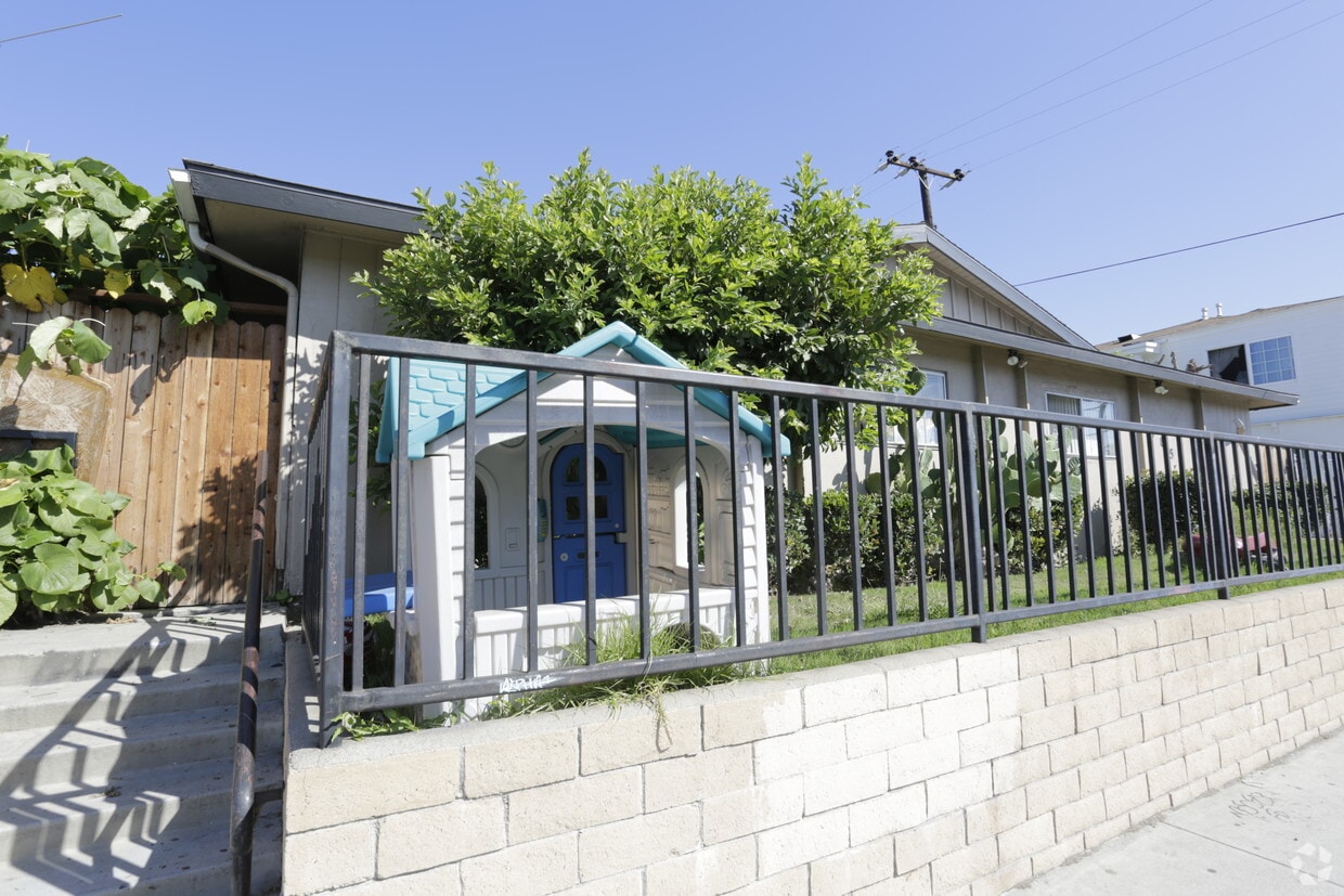 Building Photo - 7851 Slater Ave