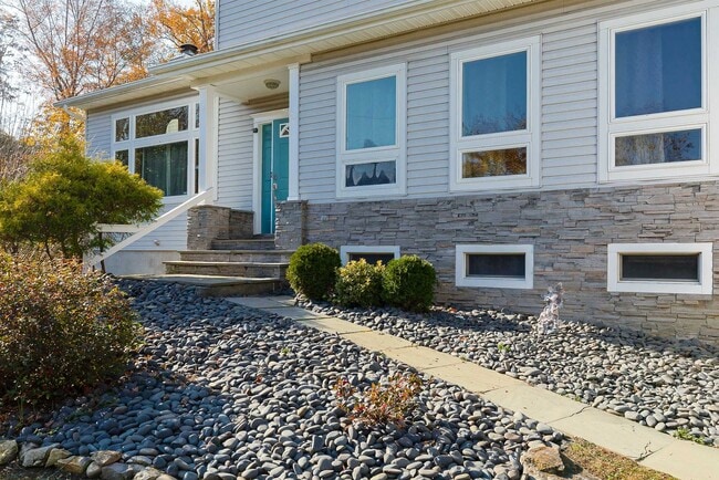 Building Photo - 45 Sunrise Hill Rd