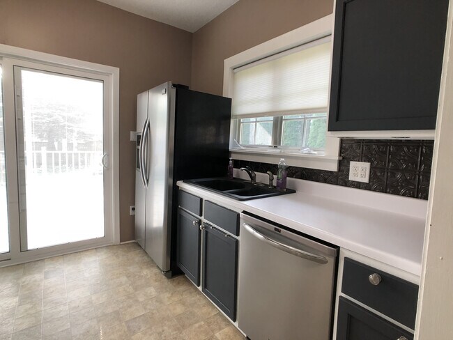 Building Photo - 3 Bedroom/2 Bathroom Single Family House f...