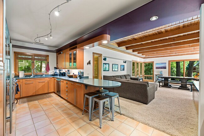 Foto del edificio - 1355 Woodland Ln