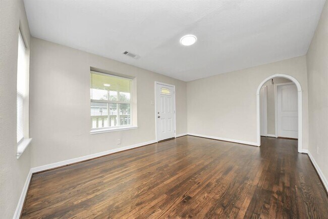 Building Photo - 608 Thomas Ave