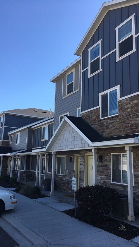 Primary Photo - 3 Story Vineyard Townhome w 1 car attached...