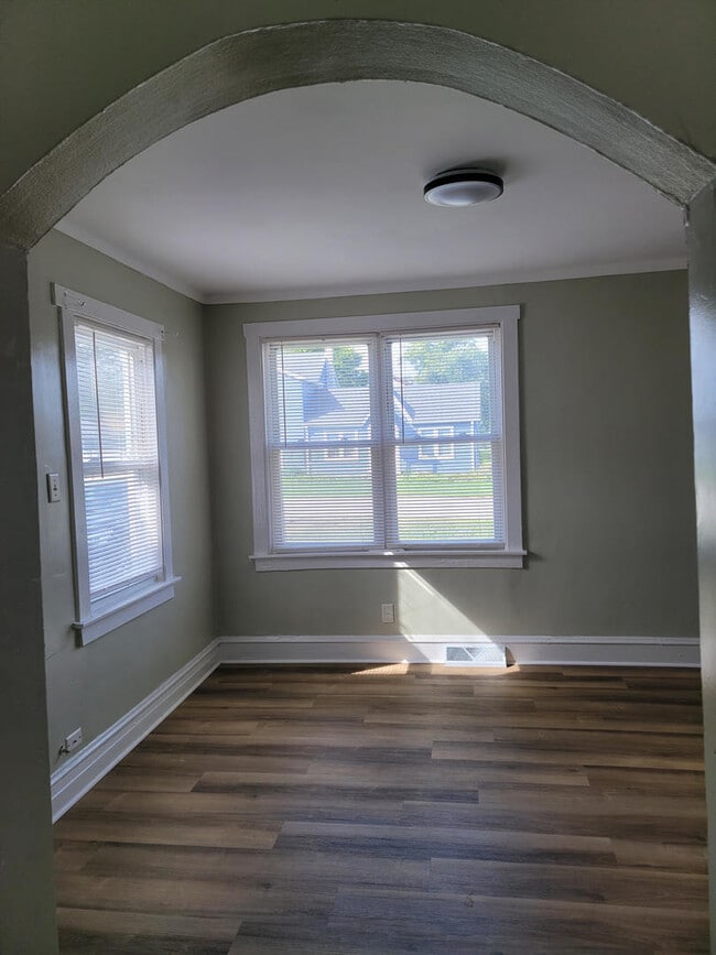 Building Photo - 14001 Lamon Ave
