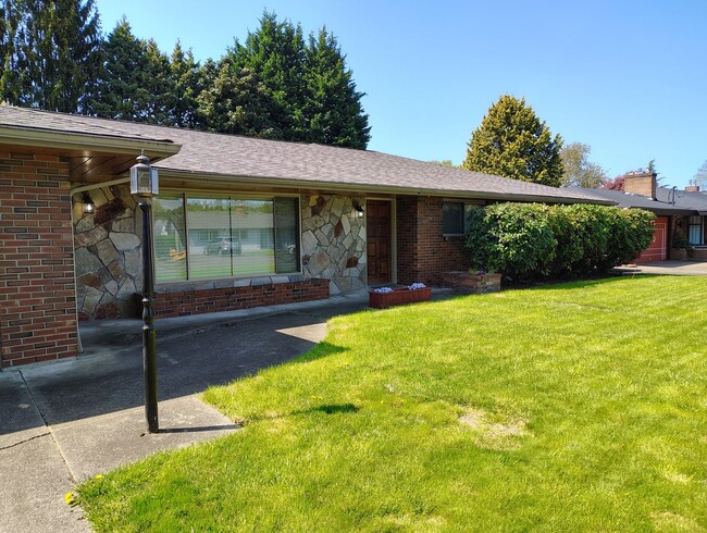 Foto del edificio - ***Mid-Century Auburn Home on a Quiet Dead...