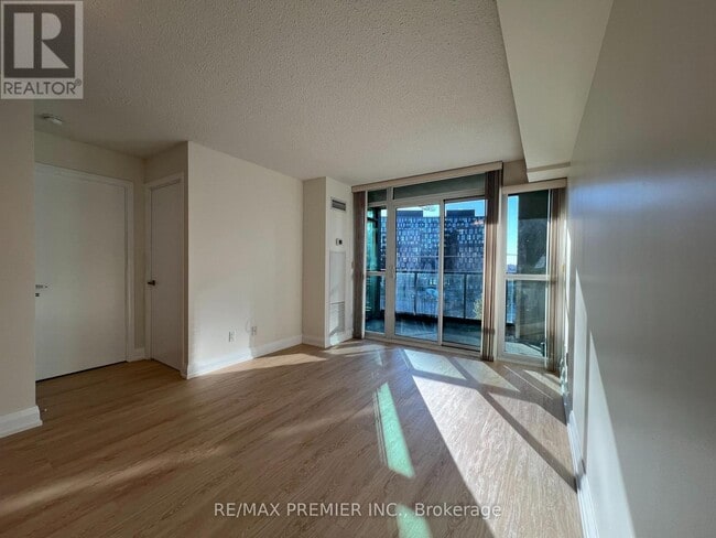 Photo du bâtiment - 525 Wilson Ave