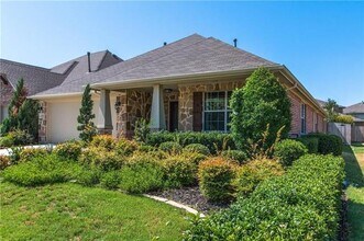 Building Photo - 1404 Bluebird Dr